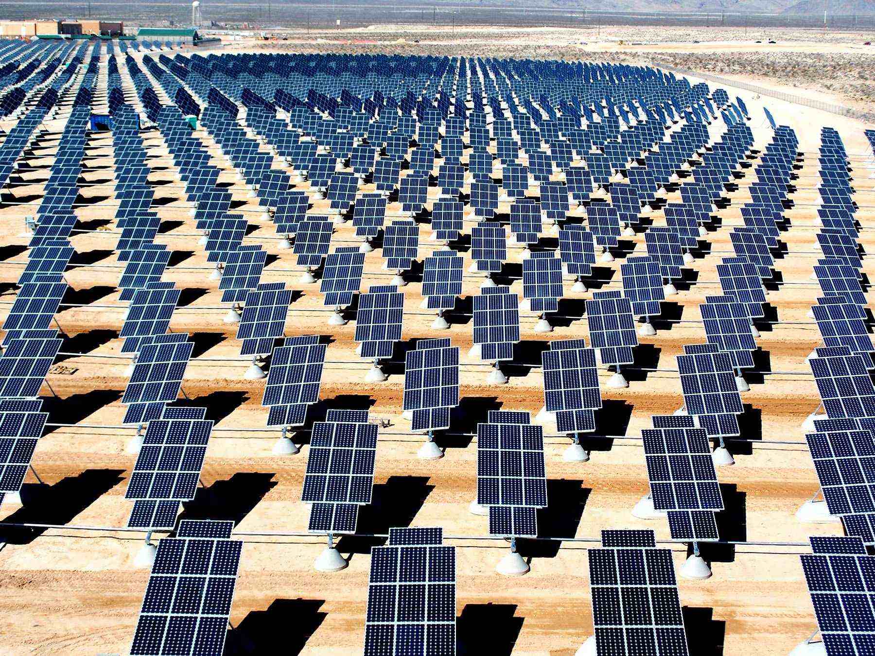 Solar photovoltaic array